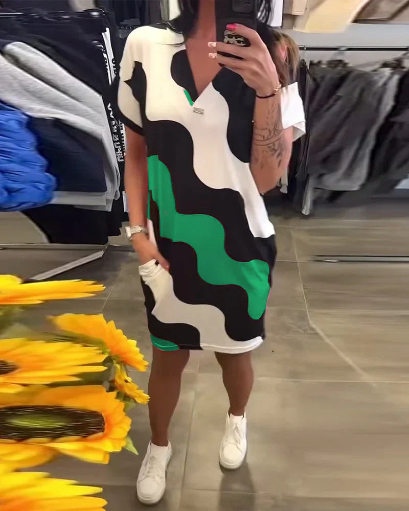 EWA | Sukienka z nadrukiem fal i dekoltem w serek