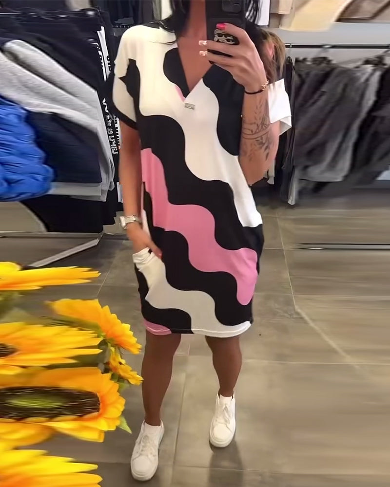 EWA | Sukienka z nadrukiem fal i dekoltem w serek