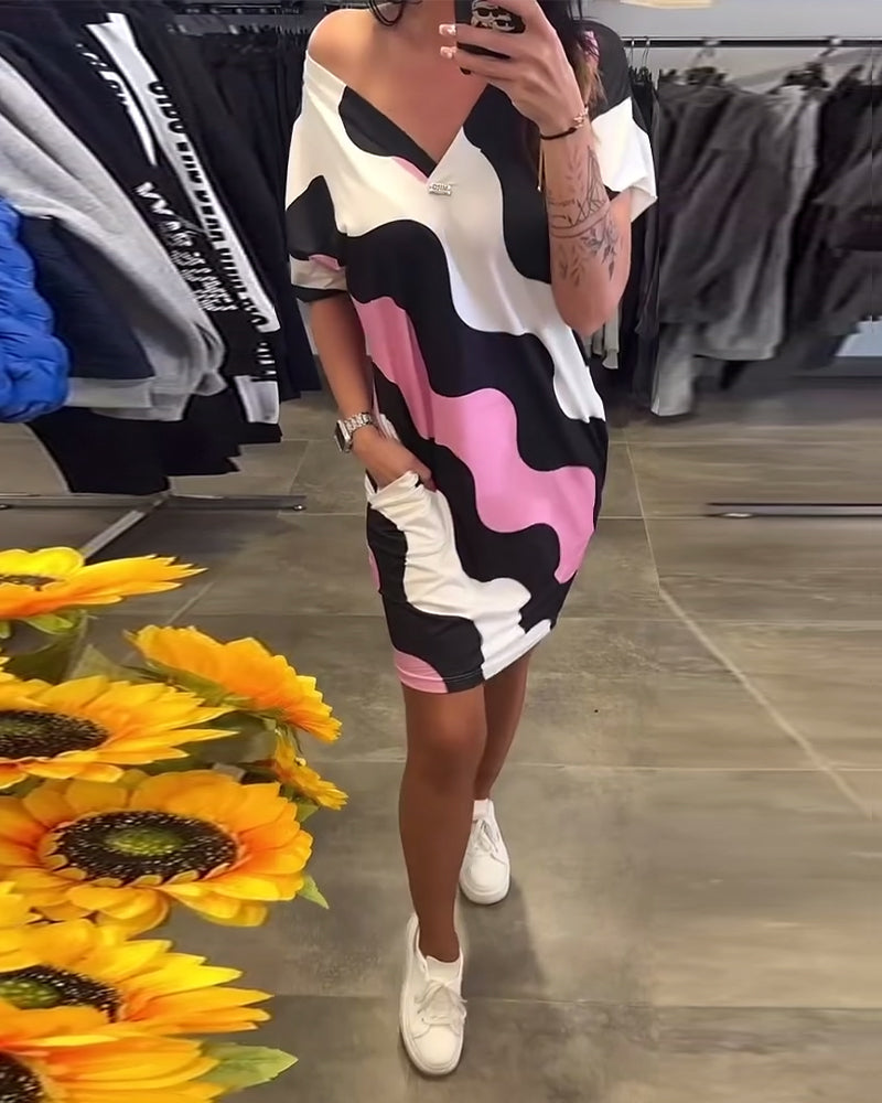 EWA | Sukienka z nadrukiem fal i dekoltem w serek